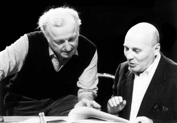 Le compositeur Hans Werner Henze, avec, à sa gauche, le chef d'orchestre Gerd Albrecht, en 1997